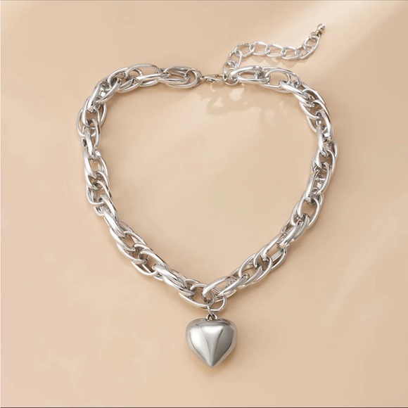 GOLD OR SILVER CHOKER NECKLACE WITH LARGE HANGING HEART - Picture 6 of 9